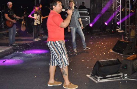 Xand (Aviões do Forró) canta ao lado de Michel Teló em BH